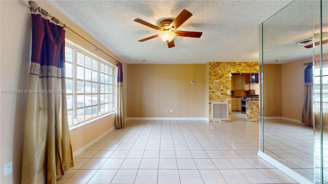 待售: $800,000 (4 贝兹, 3 浴室, 2061 平方英尺)