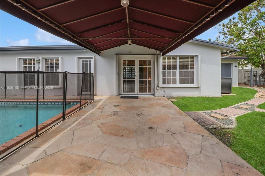 待售: $800,000 (4 贝兹, 3 浴室, 2061 平方英尺)