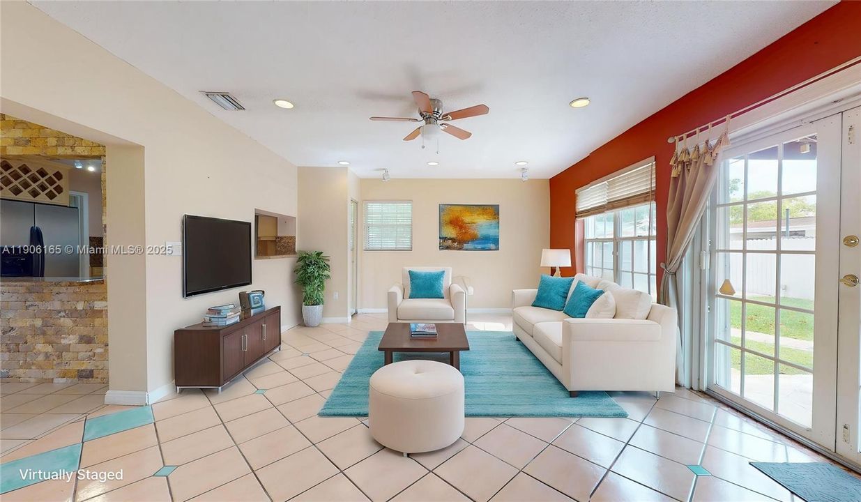 待售: $800,000 (4 贝兹, 3 浴室, 2061 平方英尺)