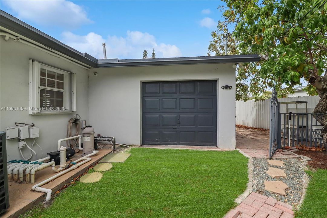 待售: $800,000 (4 贝兹, 3 浴室, 2061 平方英尺)