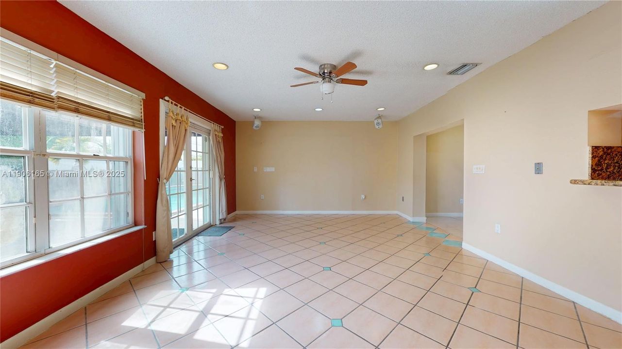 待售: $800,000 (4 贝兹, 3 浴室, 2061 平方英尺)