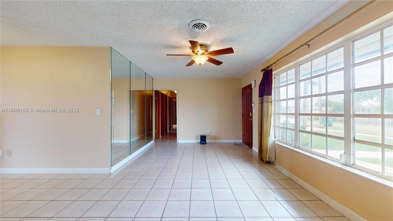 待售: $800,000 (4 贝兹, 3 浴室, 2061 平方英尺)