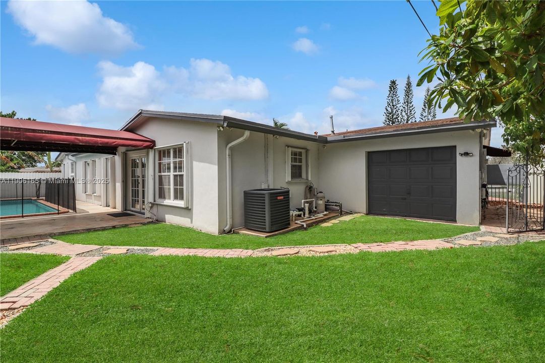 待售: $800,000 (4 贝兹, 3 浴室, 2061 平方英尺)