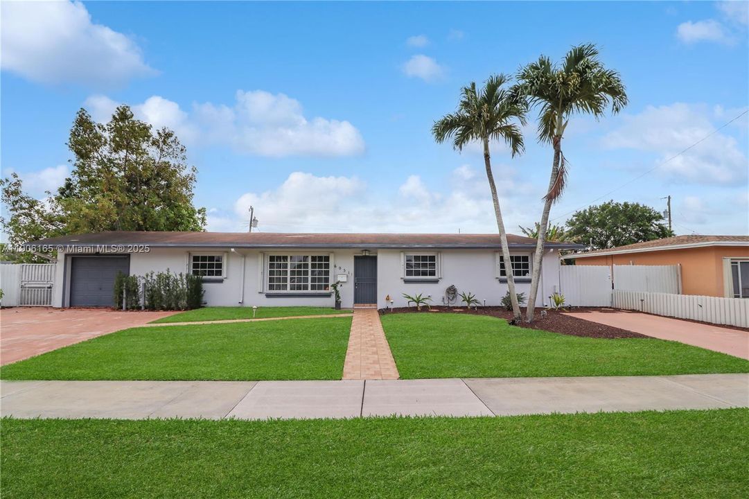 待售: $800,000 (4 贝兹, 3 浴室, 2061 平方英尺)