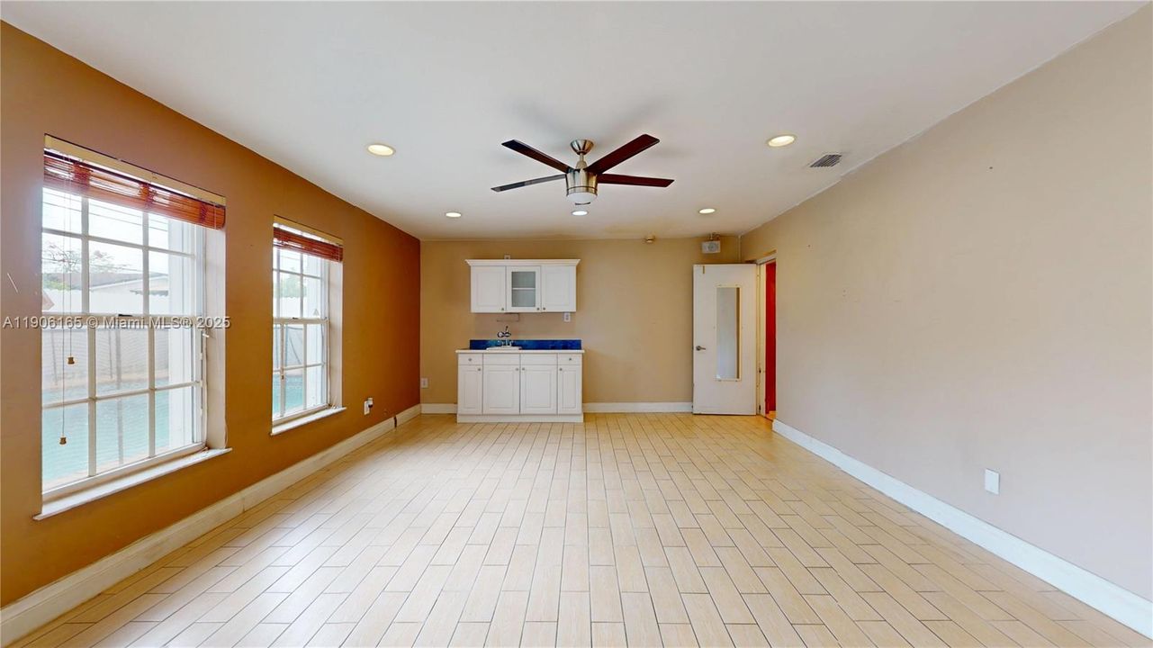 待售: $800,000 (4 贝兹, 3 浴室, 2061 平方英尺)