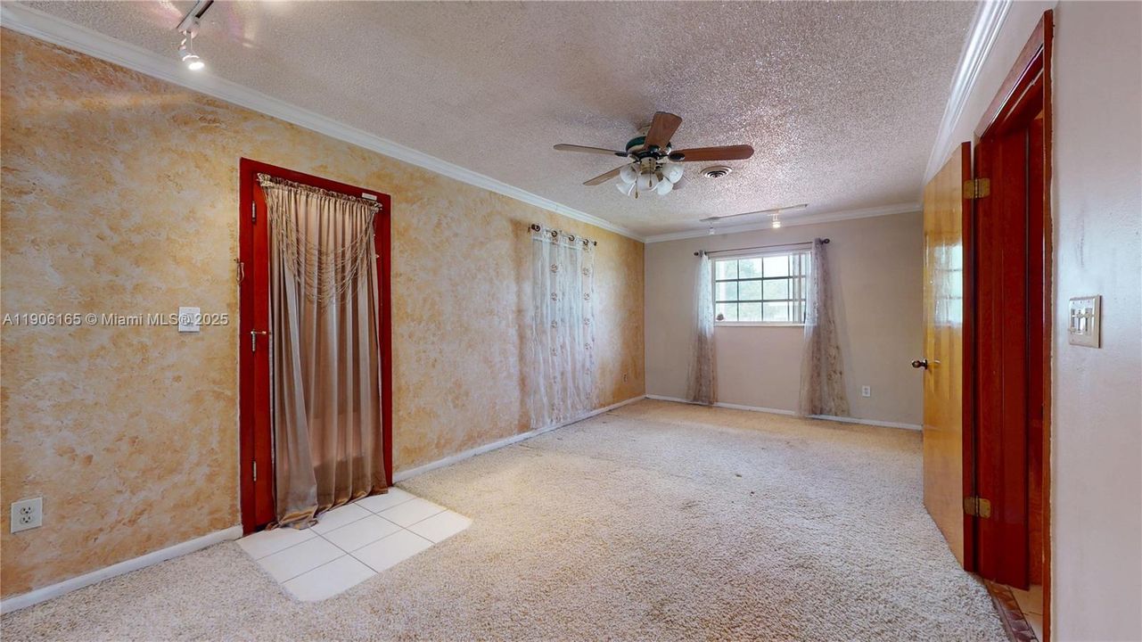 待售: $800,000 (4 贝兹, 3 浴室, 2061 平方英尺)