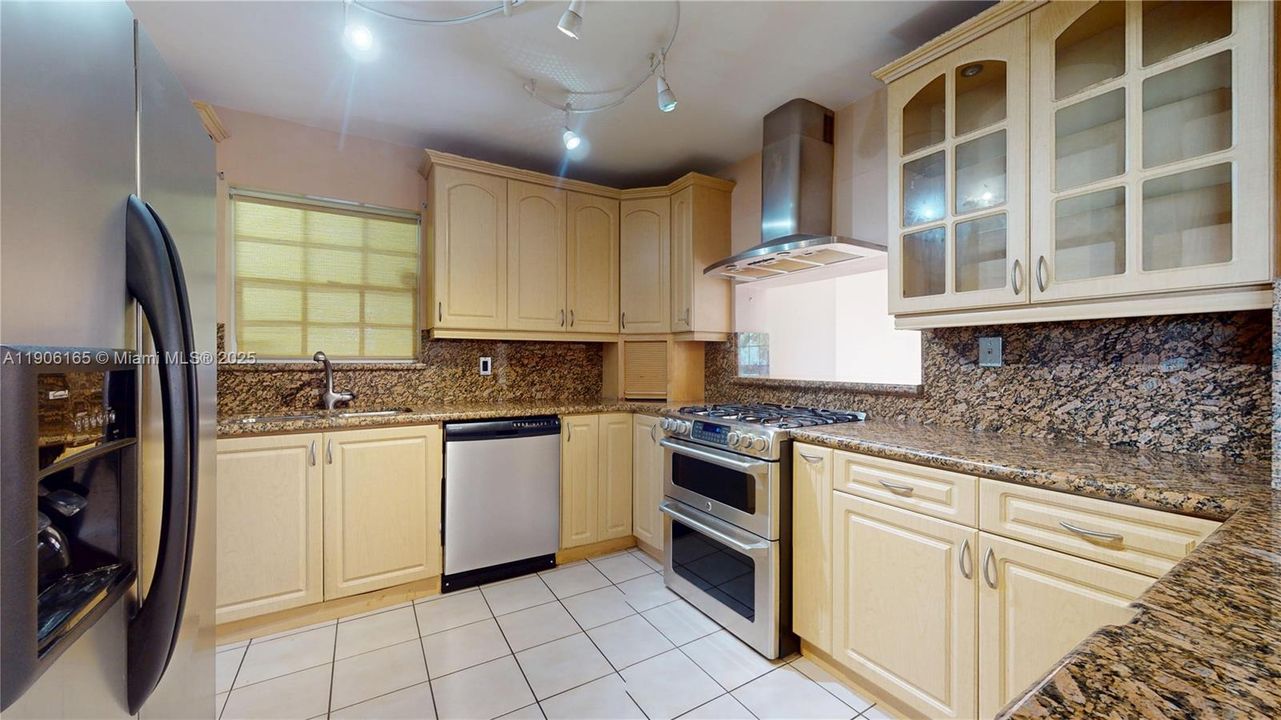 待售: $800,000 (4 贝兹, 3 浴室, 2061 平方英尺)