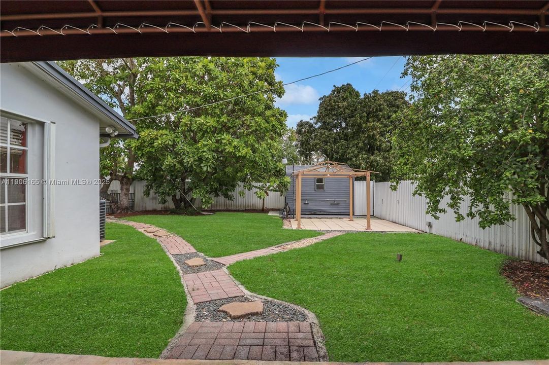 待售: $800,000 (4 贝兹, 3 浴室, 2061 平方英尺)