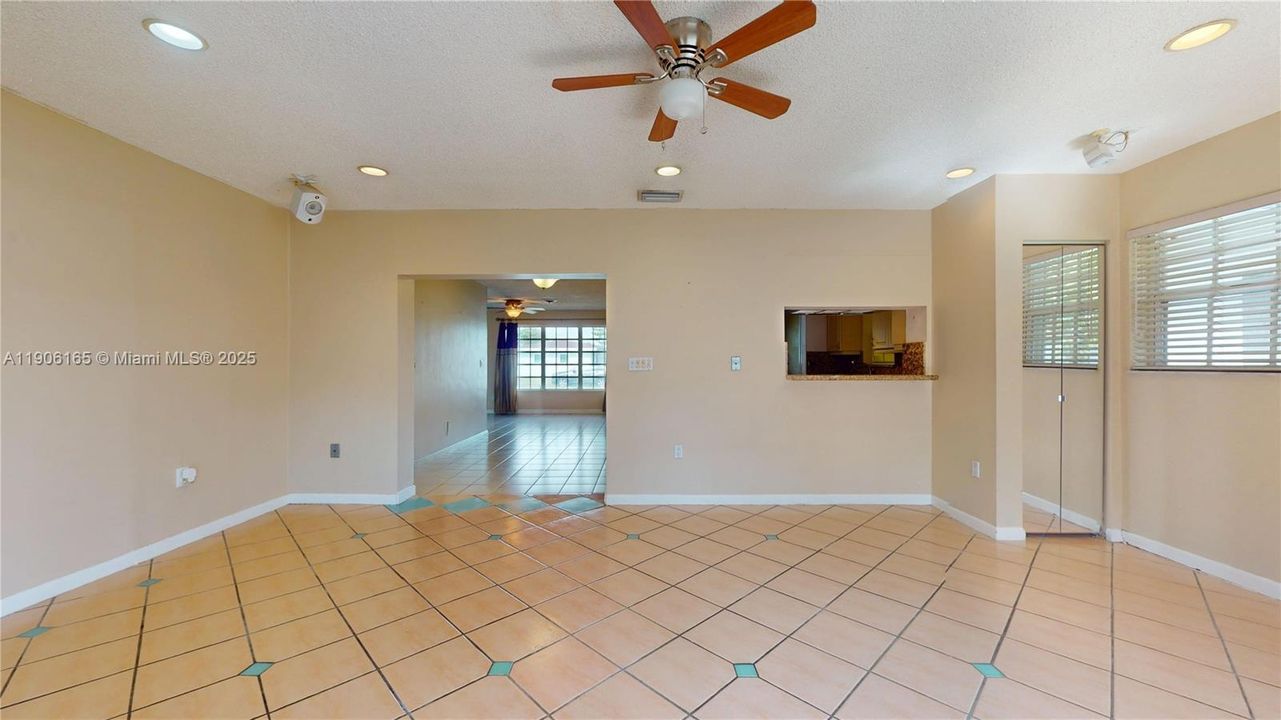 待售: $800,000 (4 贝兹, 3 浴室, 2061 平方英尺)