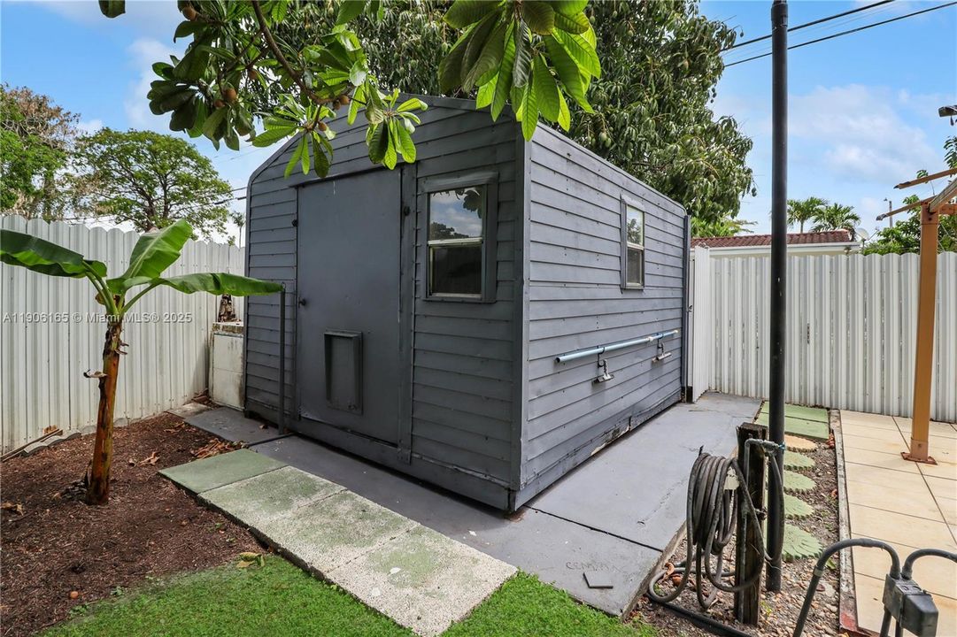 待售: $800,000 (4 贝兹, 3 浴室, 2061 平方英尺)