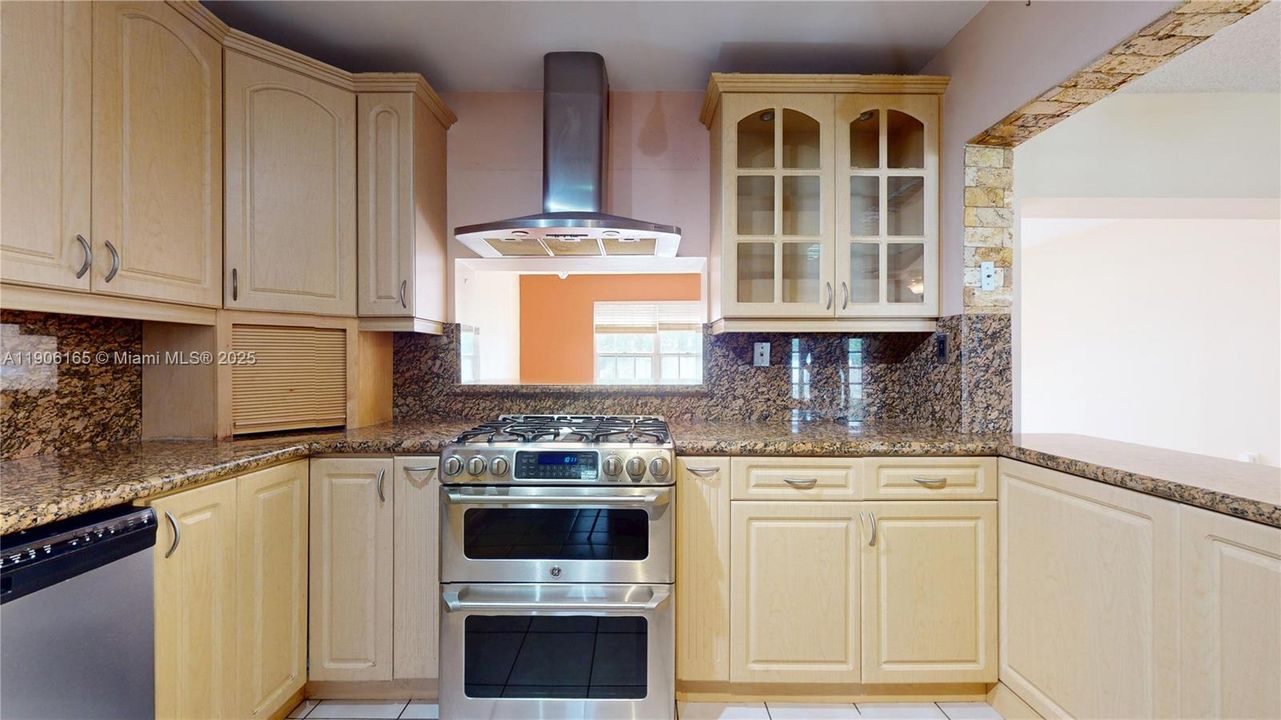 待售: $800,000 (4 贝兹, 3 浴室, 2061 平方英尺)