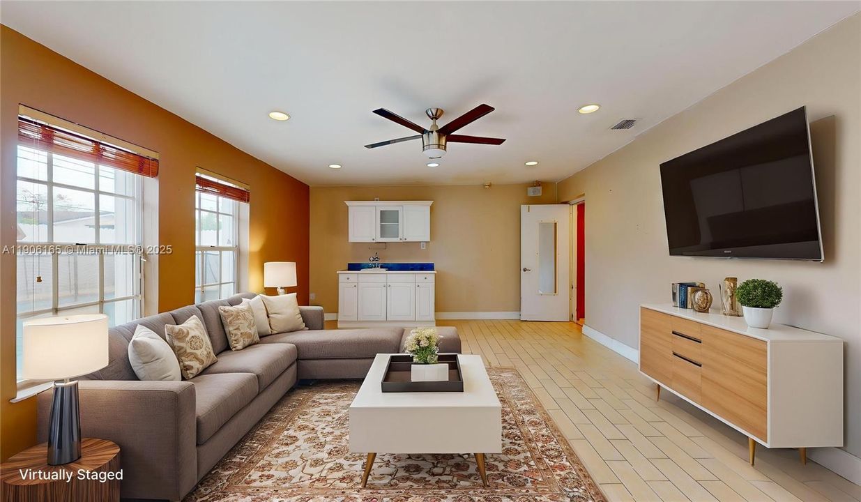 待售: $800,000 (4 贝兹, 3 浴室, 2061 平方英尺)