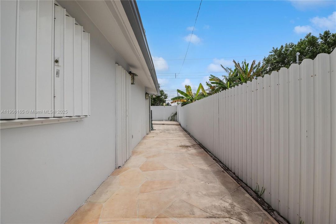 待售: $800,000 (4 贝兹, 3 浴室, 2061 平方英尺)