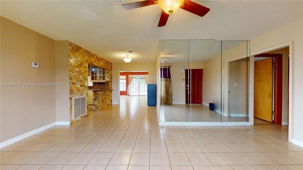 待售: $800,000 (4 贝兹, 3 浴室, 2061 平方英尺)