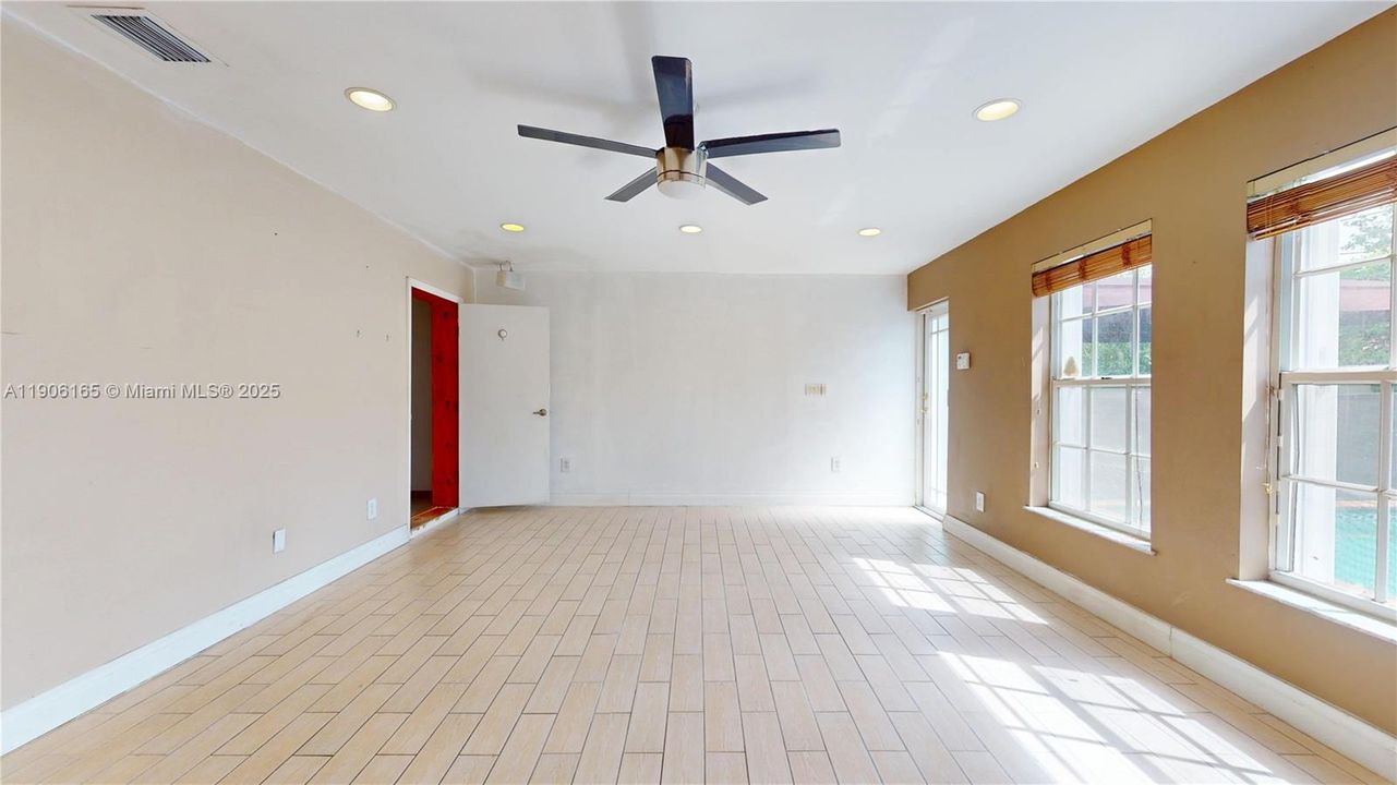 待售: $800,000 (4 贝兹, 3 浴室, 2061 平方英尺)