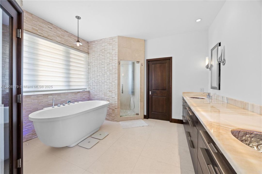 For Rent: $24,500 (6 beds, 6 baths, 5643 Square Feet)