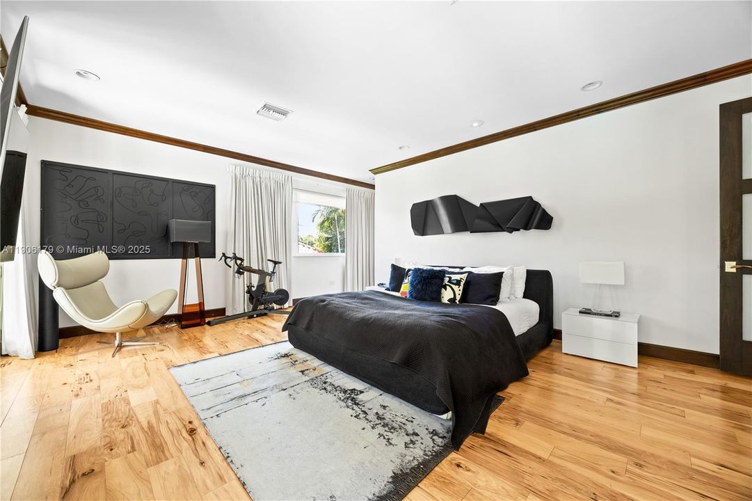 For Rent: $24,500 (6 beds, 6 baths, 5643 Square Feet)