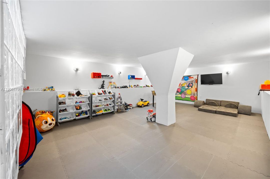 For Rent: $24,500 (6 beds, 6 baths, 5643 Square Feet)