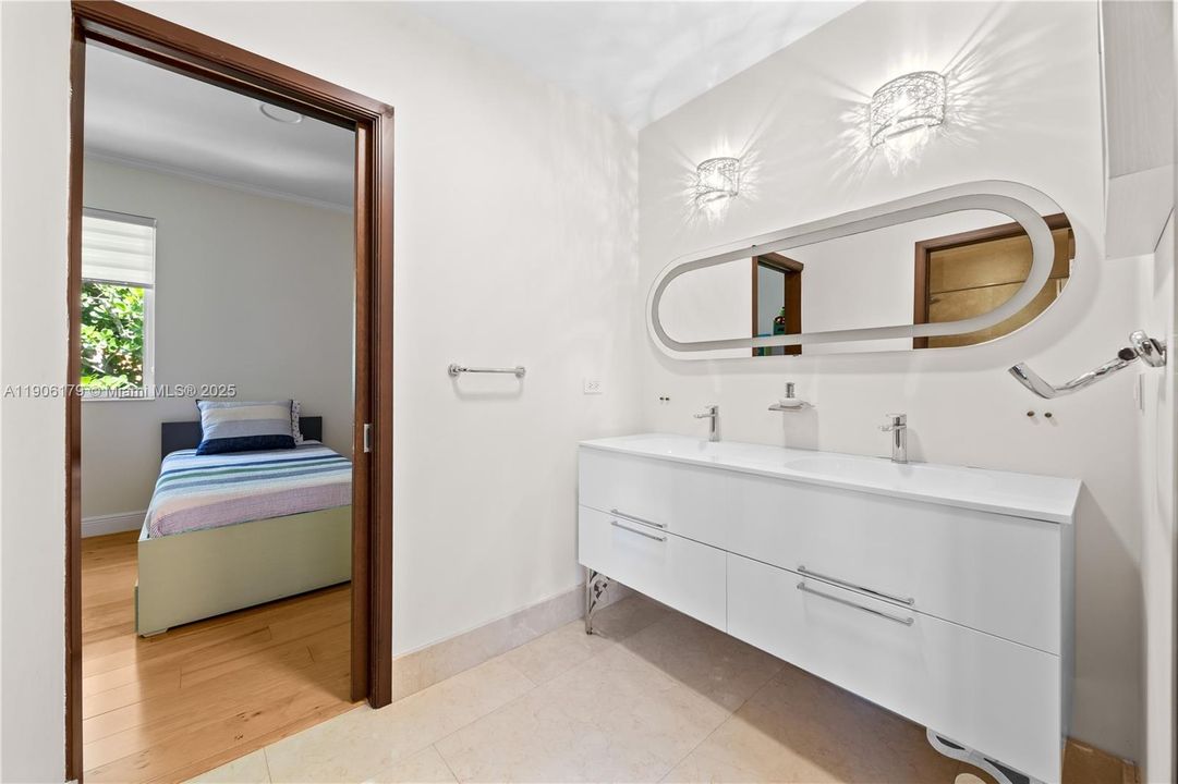 For Rent: $24,500 (6 beds, 6 baths, 5643 Square Feet)