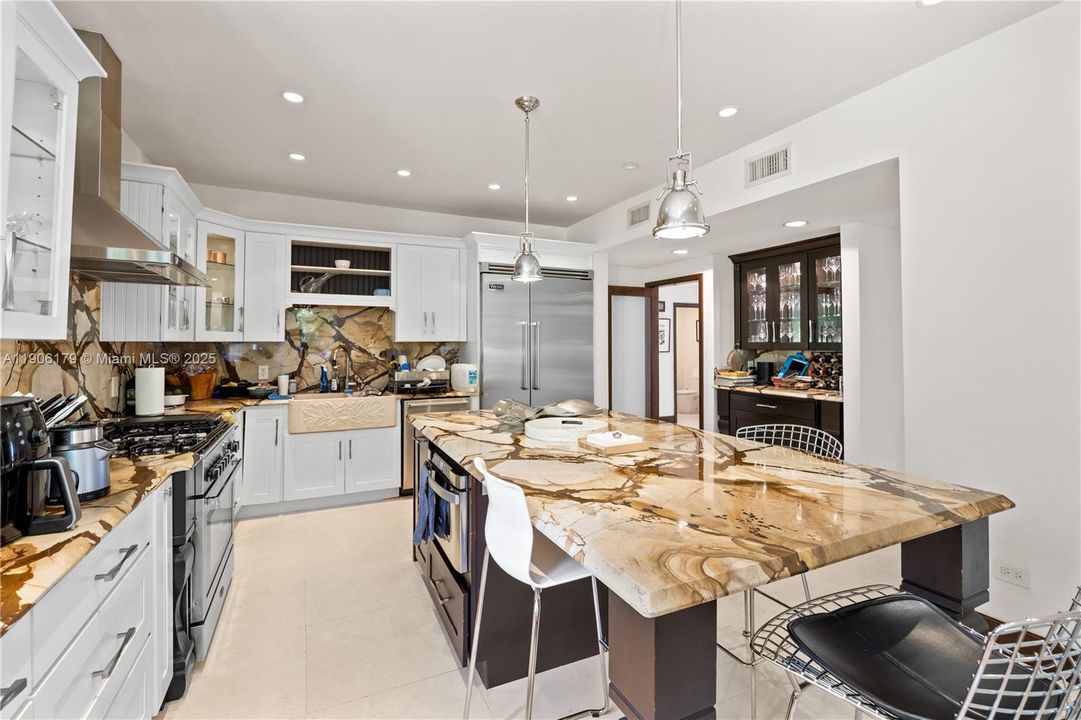 For Rent: $24,500 (6 beds, 6 baths, 5643 Square Feet)