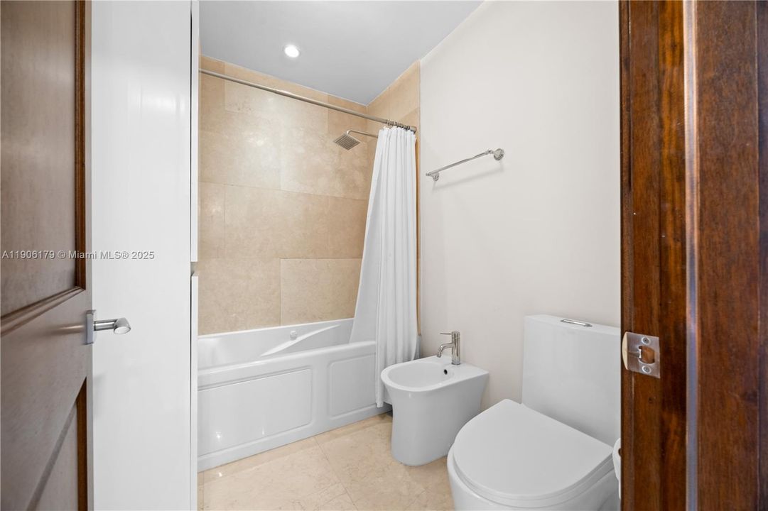 For Rent: $24,500 (6 beds, 6 baths, 5643 Square Feet)