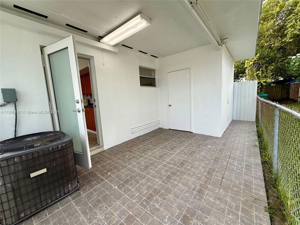 合同活跃: $1,700 (1 贝兹, 1 浴室, 2152 平方英尺)