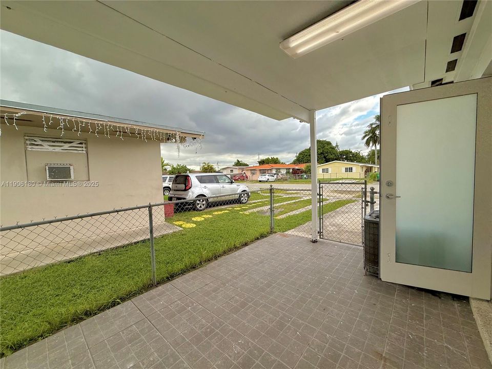 合同活跃: $1,700 (1 贝兹, 1 浴室, 2152 平方英尺)