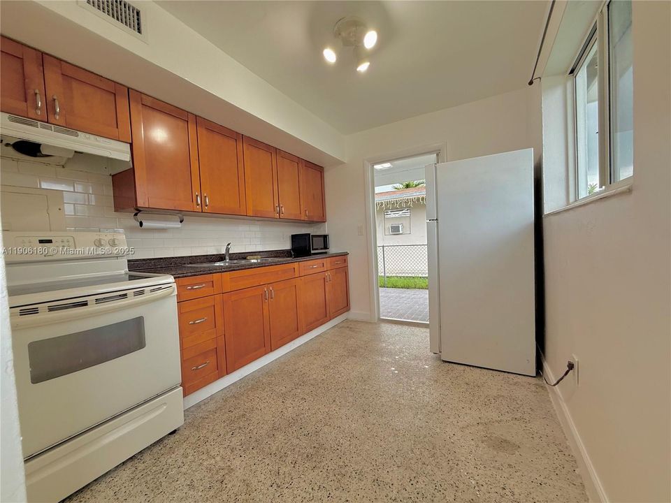 合同活跃: $1,700 (1 贝兹, 1 浴室, 2152 平方英尺)