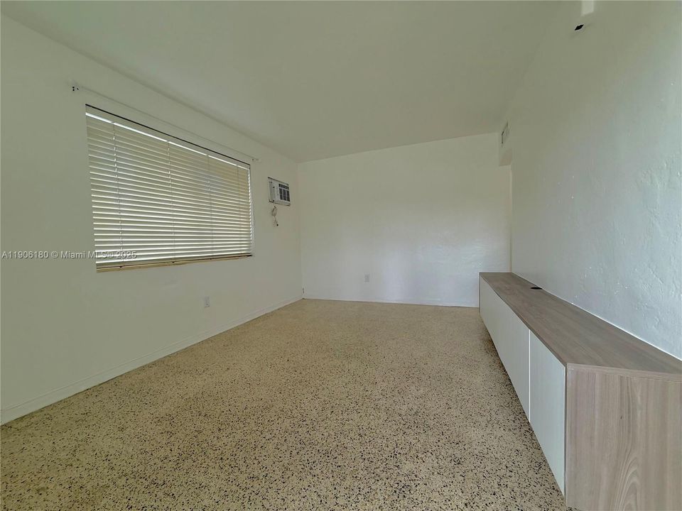 合同活跃: $1,700 (1 贝兹, 1 浴室, 2152 平方英尺)