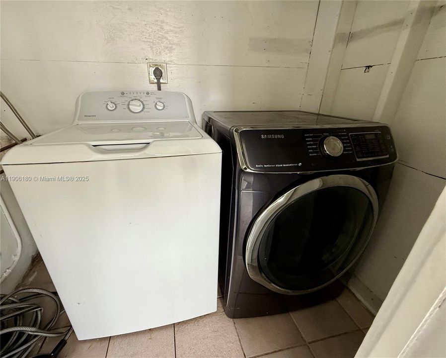 合同活跃: $1,700 (1 贝兹, 1 浴室, 2152 平方英尺)