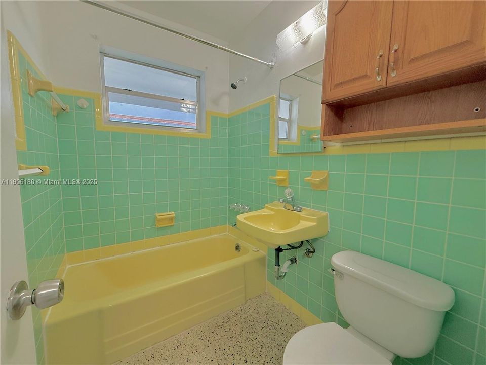 合同活跃: $1,700 (1 贝兹, 1 浴室, 2152 平方英尺)