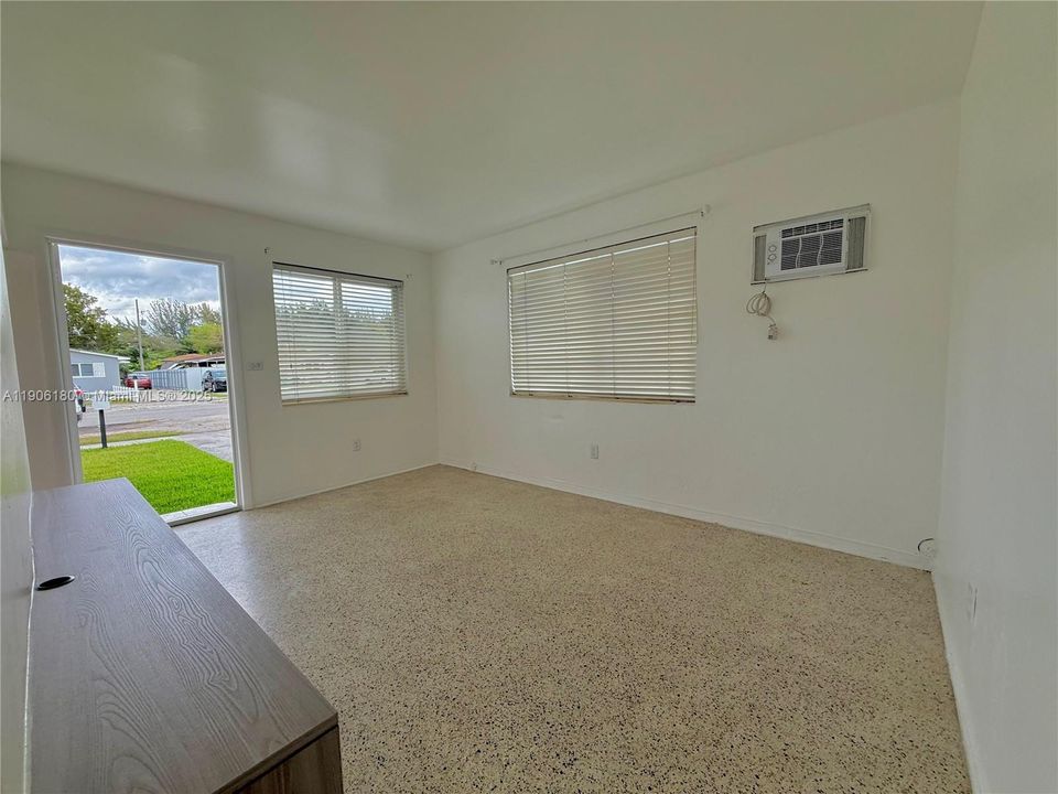 合同活跃: $1,700 (1 贝兹, 1 浴室, 2152 平方英尺)