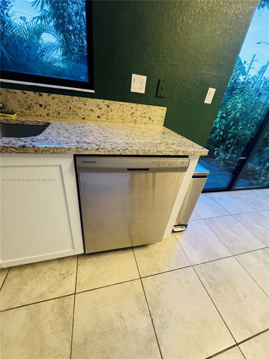 For Sale: $430,000 (3 beds, 3 baths, 1326 Square Feet)