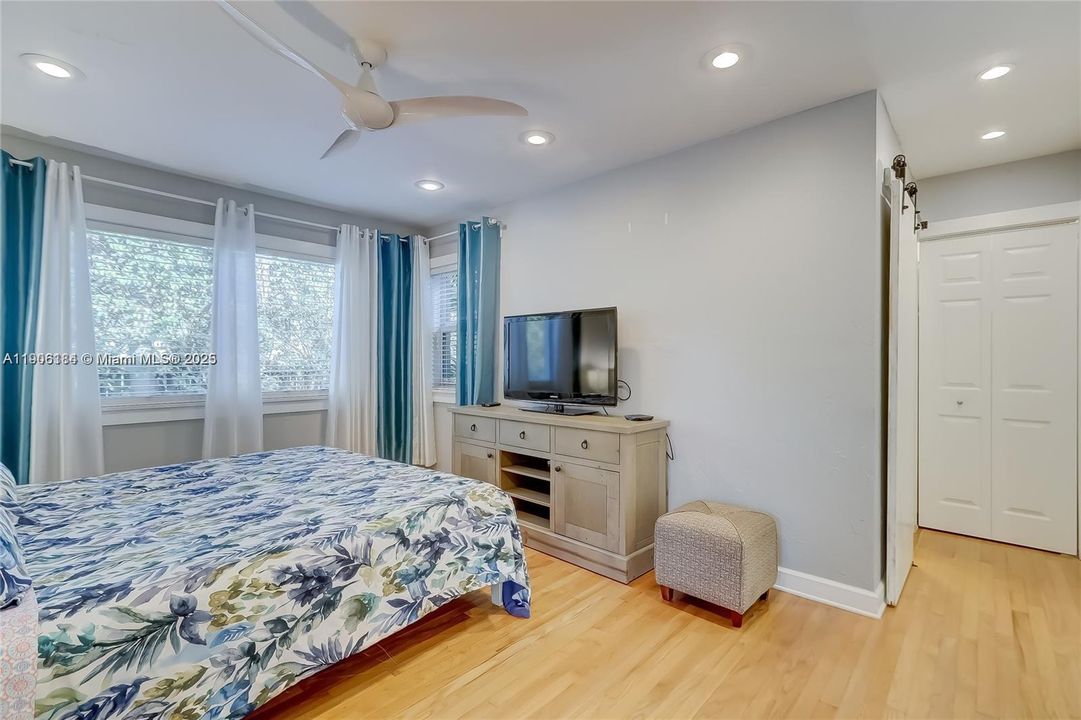 出租: $4,700 (3 贝兹, 2 浴室, 1400 平方英尺)