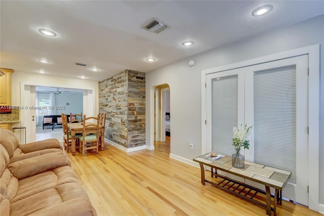 出租: $4,700 (3 贝兹, 2 浴室, 1400 平方英尺)