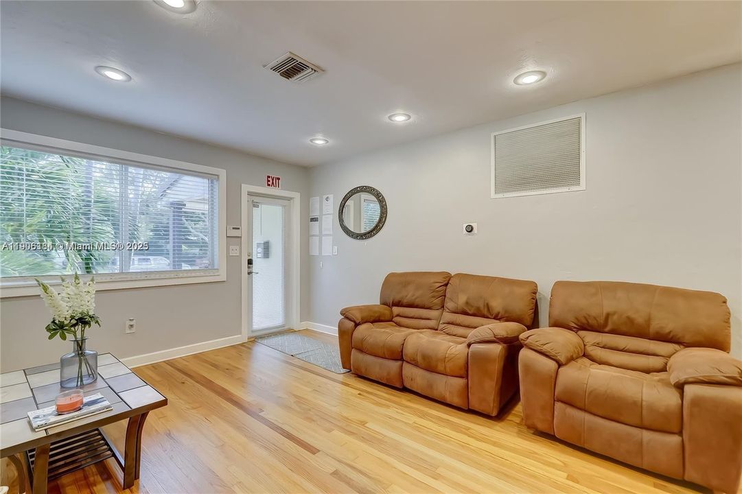 出租: $4,700 (3 贝兹, 2 浴室, 1400 平方英尺)