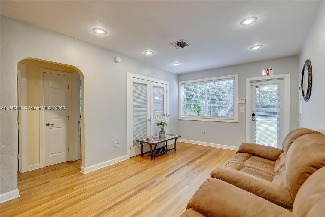 出租: $4,700 (3 贝兹, 2 浴室, 1400 平方英尺)