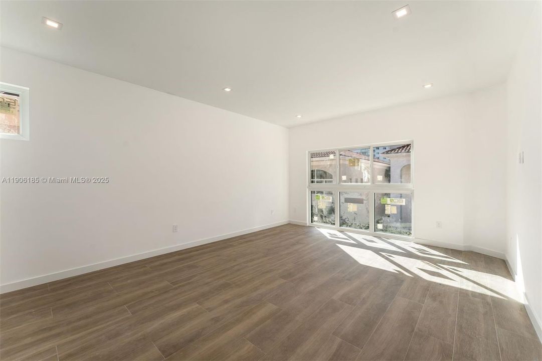 For Sale: $2,450,000 (5 beds, 5 baths, 2509 Square Feet)