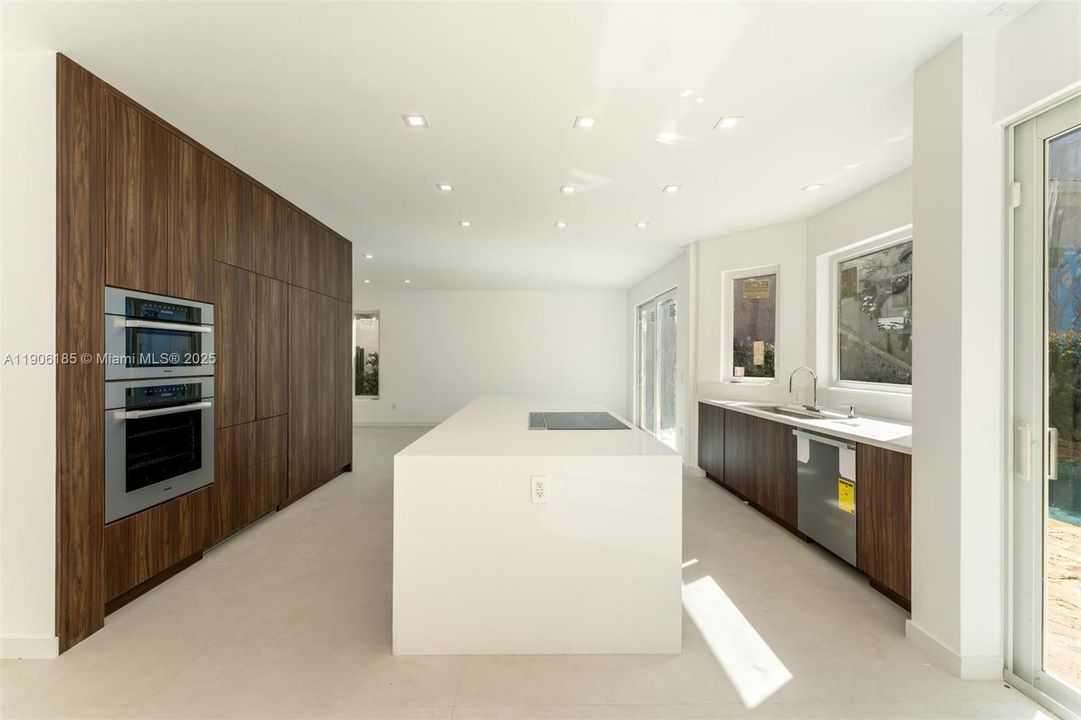 For Sale: $2,450,000 (5 beds, 5 baths, 2509 Square Feet)