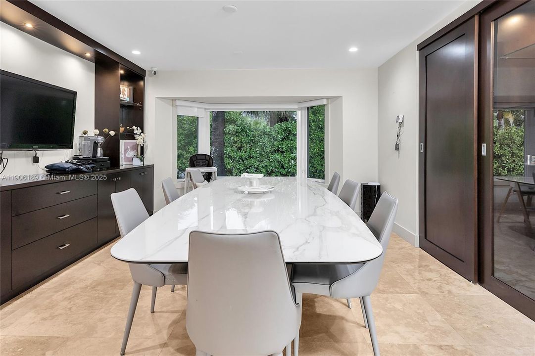 出租: $26,000 (5 贝兹, 5 浴室, 3836 平方英尺)