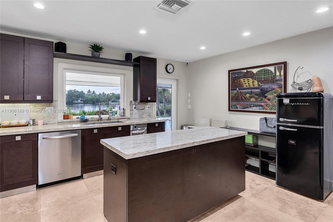 出租: $26,000 (5 贝兹, 5 浴室, 3836 平方英尺)