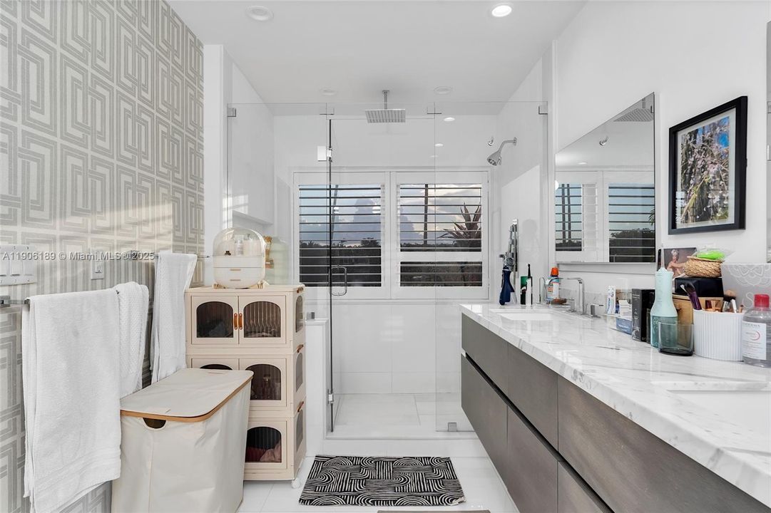 出租: $26,000 (5 贝兹, 5 浴室, 3836 平方英尺)