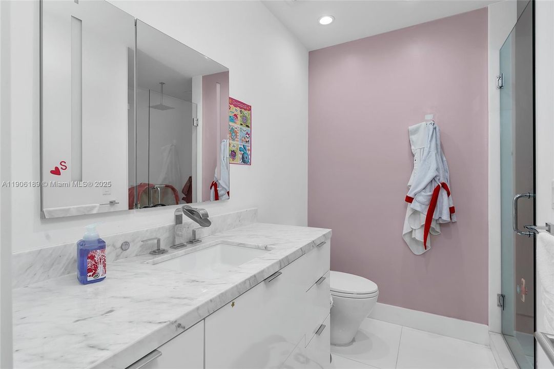 出租: $26,000 (5 贝兹, 5 浴室, 3836 平方英尺)