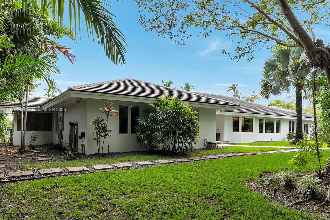 出租: $26,000 (5 贝兹, 5 浴室, 3836 平方英尺)