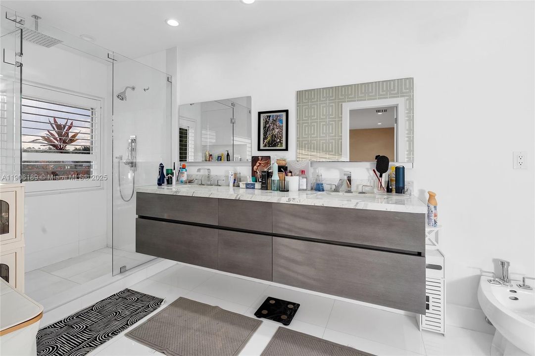 出租: $26,000 (5 贝兹, 5 浴室, 3836 平方英尺)