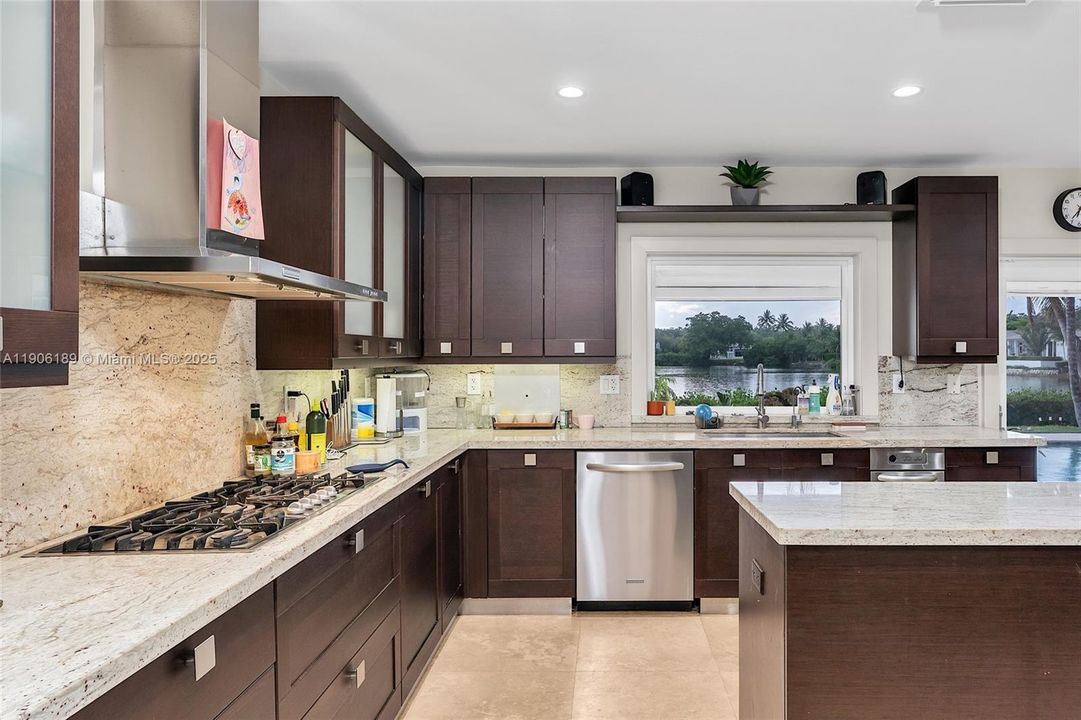 出租: $26,000 (5 贝兹, 5 浴室, 3836 平方英尺)