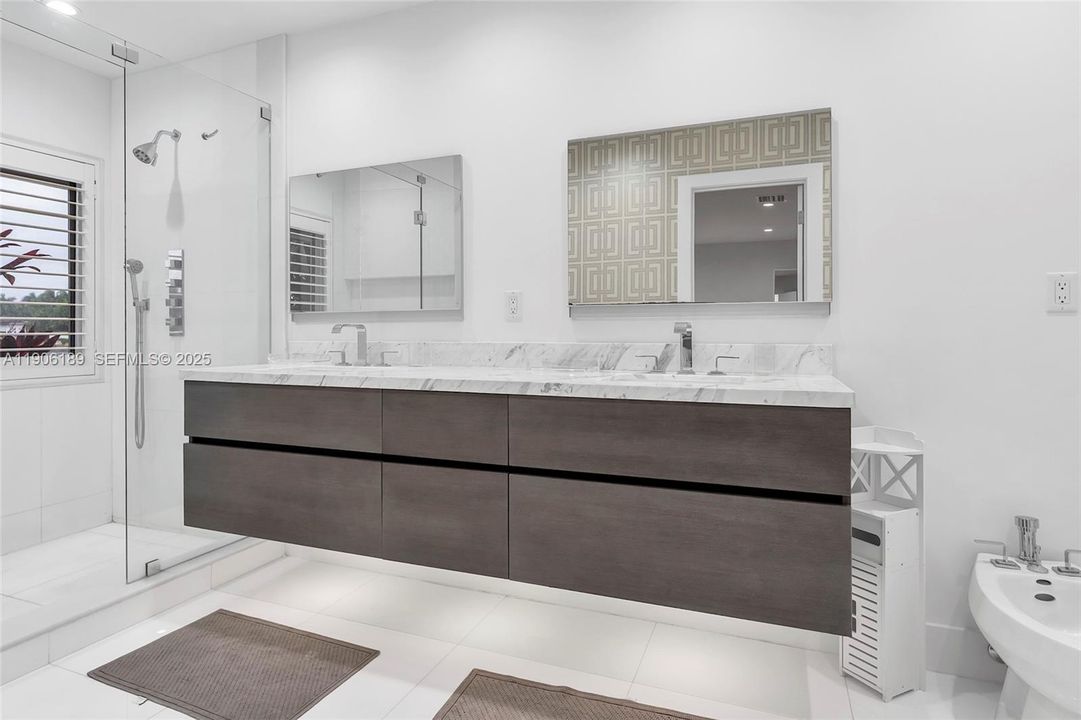 出租: $26,000 (5 贝兹, 5 浴室, 3836 平方英尺)