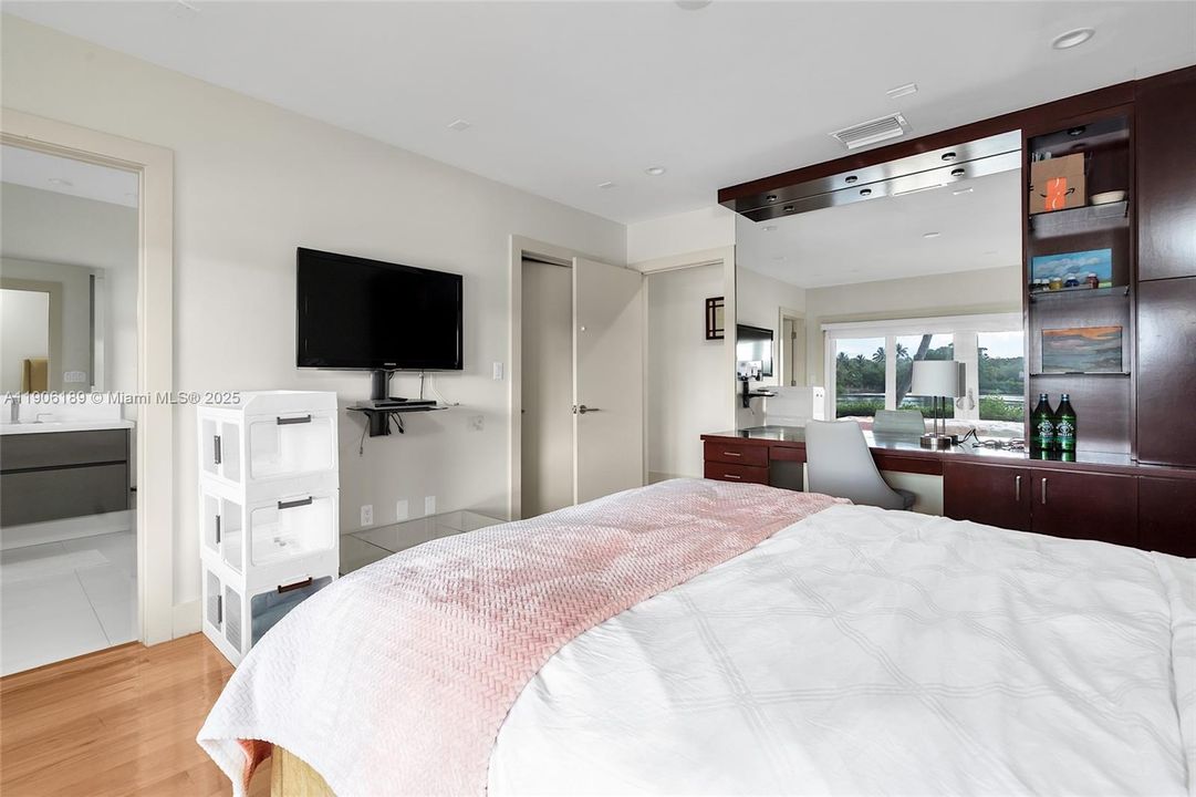 出租: $26,000 (5 贝兹, 5 浴室, 3836 平方英尺)