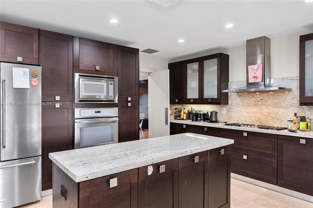 出租: $26,000 (5 贝兹, 5 浴室, 3836 平方英尺)