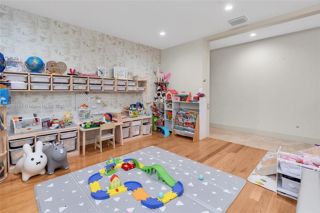 出租: $26,000 (5 贝兹, 5 浴室, 3836 平方英尺)